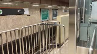 福岡市営地下鉄天神駅、福岡市営地下鉄空港線西新駅始発貝塚駅行電車の発車・福岡市営地下鉄空港線福岡空港駅始発筑前前原駅行電車の発着（空港線姪浜駅・福岡空港駅方面ホームで）