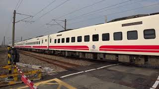 127次普悠瑪與2234次區間車通過斗南鎮部前寮平交道
