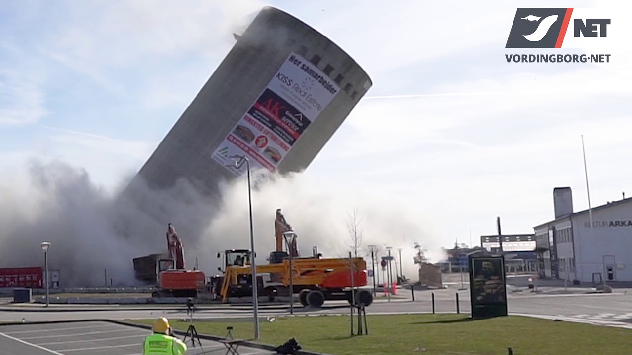 Sprængning af silo i Vordingborg går galt - se siloen vælte ind i bibliotek her