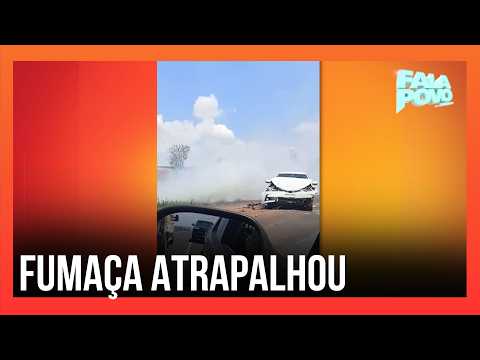 Smoke on the road causes accident between car and van on BR-365