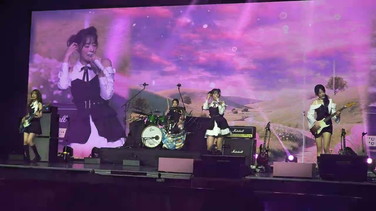 QWER 1ST WORLD TOUR 'ROCKATION' in HONG KONG - Be Happy - 8/2/2026