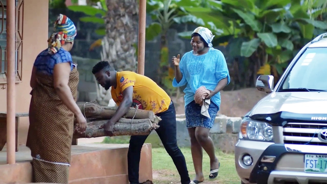 Tout le monde fut choqué de voir cet homme riche aider la pauvre fille à porter du bois de chauffage