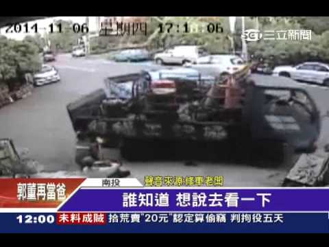 國一生左轉慘撞飛！　無辜路人也遭殃｜三立新聞台