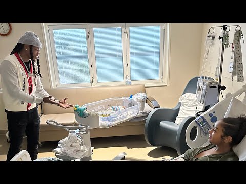 Gabrielle has her baby! Que comes to see Baby Carson!