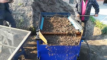 FleXiever Garden: Screening soil with shovel (zeven met een schop / criblé avec une pelle).