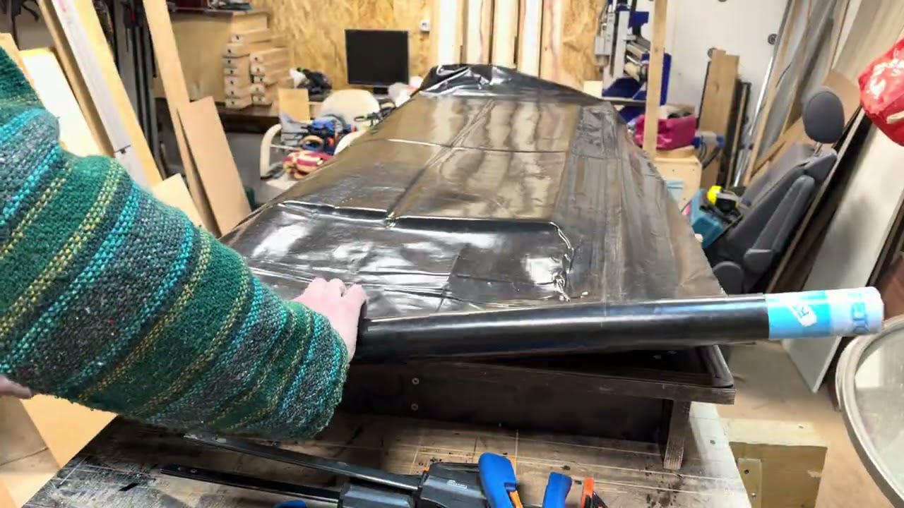 Шпонирование с помощью вакуумного пресс стола.