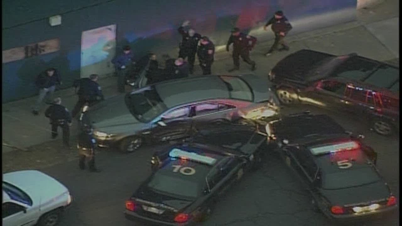 High speed police chase ends with crash in Detroit - YouTube