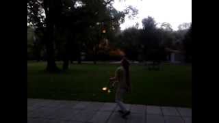 Fackeln jonglieren im Park