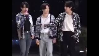 Taehyung poked Jungkook's belly with mic 😂😂😂