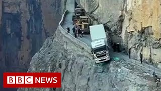 Truck spends three days dangling over China cliff - BBC News
