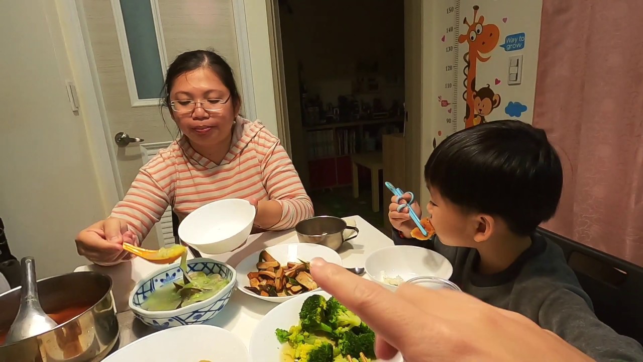 一家三口一起吃晚餐四菜一湯｜老婆煮的絲瓜很好吃