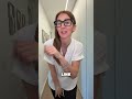 Camicia da donna elegante con scollo a V, vestibilità ampia e maniche corte la camicia presenta uno