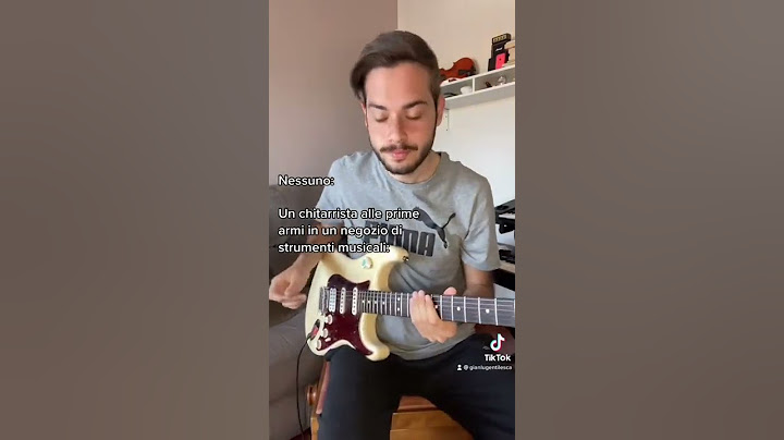 Un chitarrista alle prime armi in un negozio di strumenti musicali INSTA: #gianlugentilesca