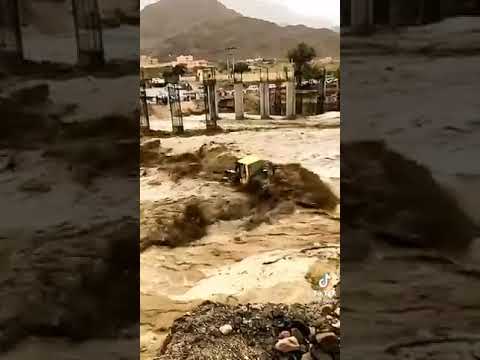 فنجاء في السبعينات قبل إنشاء جسر فنجاء وقت جريان الوادي تنقله لكم شبكة سماء الخير الإعلامية