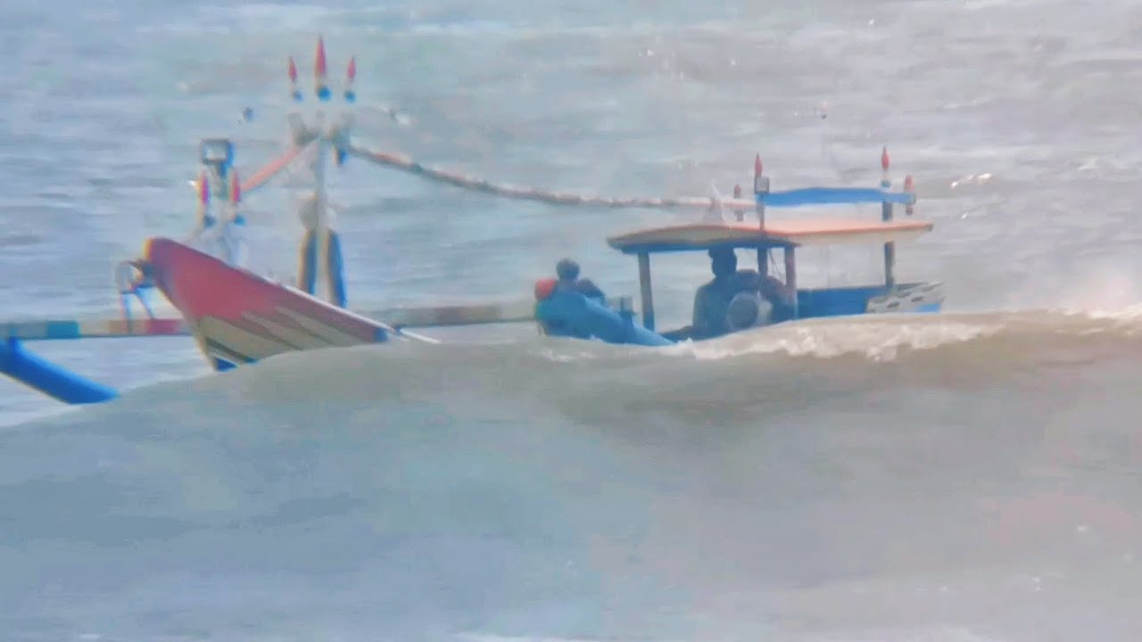 Extreme weather, fishermen returning from the sea are blocked by waves