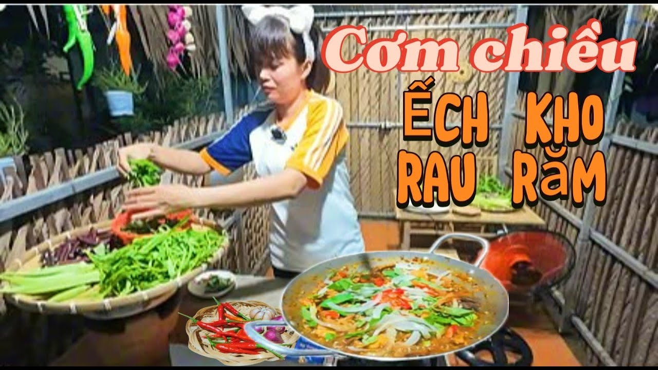 Hái trái đậu bắp, rau muống ngoài vườn luộc chấm với món ếch kho rau ...