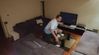 Milli maçı izlerken aşırı gergin olan kocasına, televizyonu bozma şakası yapan kadın