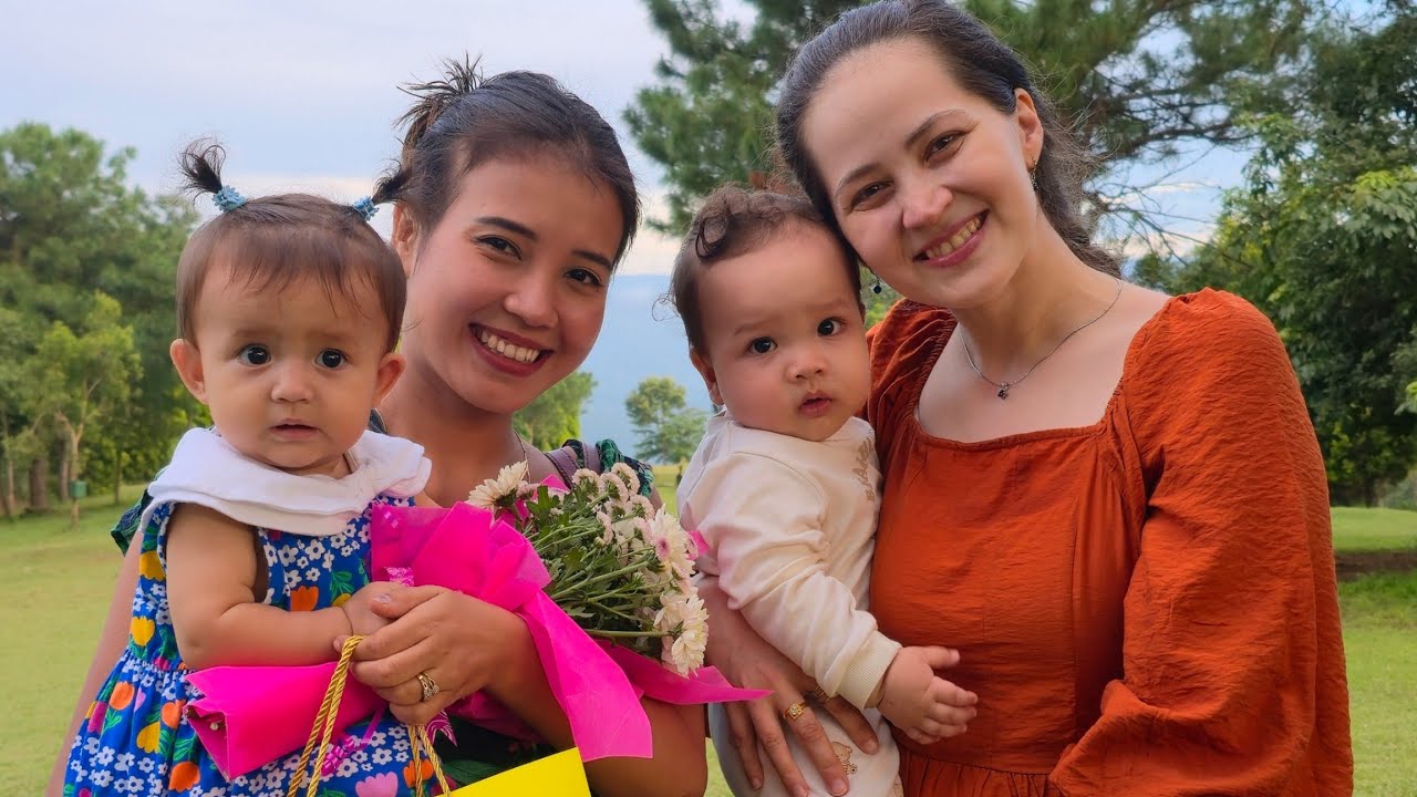 Elina Got Her First Flowers From Kynsai 😍