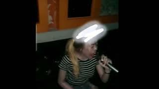 PEMANDU KARAOKE MABUK BERAT