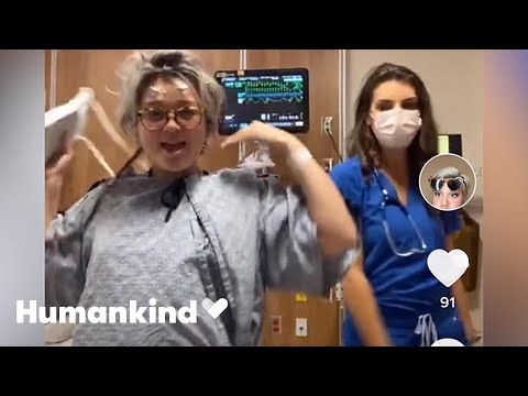 Teen in hospital performs duets with nurses | Humankind