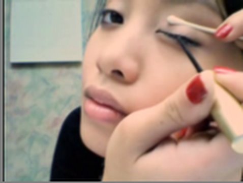 A basic video showing 3 different types of eyeliner. I created this method on my own and hope it can help many of you ladies. More in depth steps go to this link www.xanga.com Music Breathe by telepopmusik Late Night Alumni: Eros