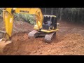 Escavadeira komatsu pc-160 eu abrindo vala