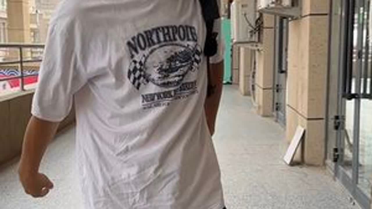 新疆捡玉，一个石头本来以为可以卖10万，最后卖了，相差甚远，失落但也满满的高兴#挖玉人 #新疆和田玉 #记录真实生活 @桂儿哥的故事