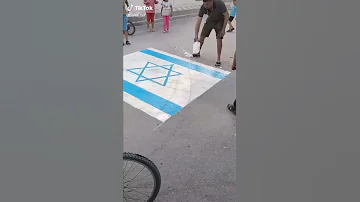 فلسطين على عهدي وعلي ديني انا دمي فلسطيني انا جنبك يابلادي مانا اصلي فلسطيني 