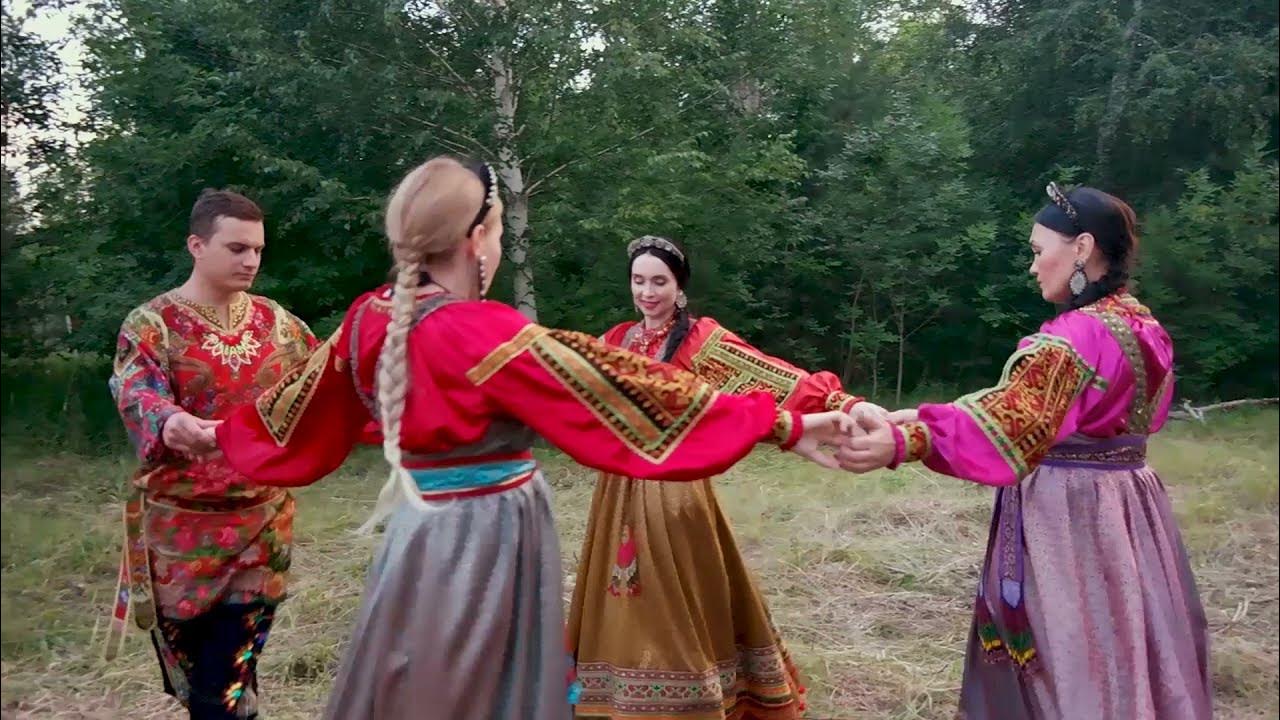 Песни прогулки в саду. Гулять в саду. Гулять в саду. В саду гуляла квіти збирала. Песни прогулки в саду.