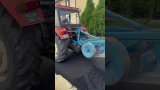 Rolnik zaorał świeżo wylany asfalt. Droga zniszczona Rolnik zaorał świeżo wylany asfalt. Droga zniszczona