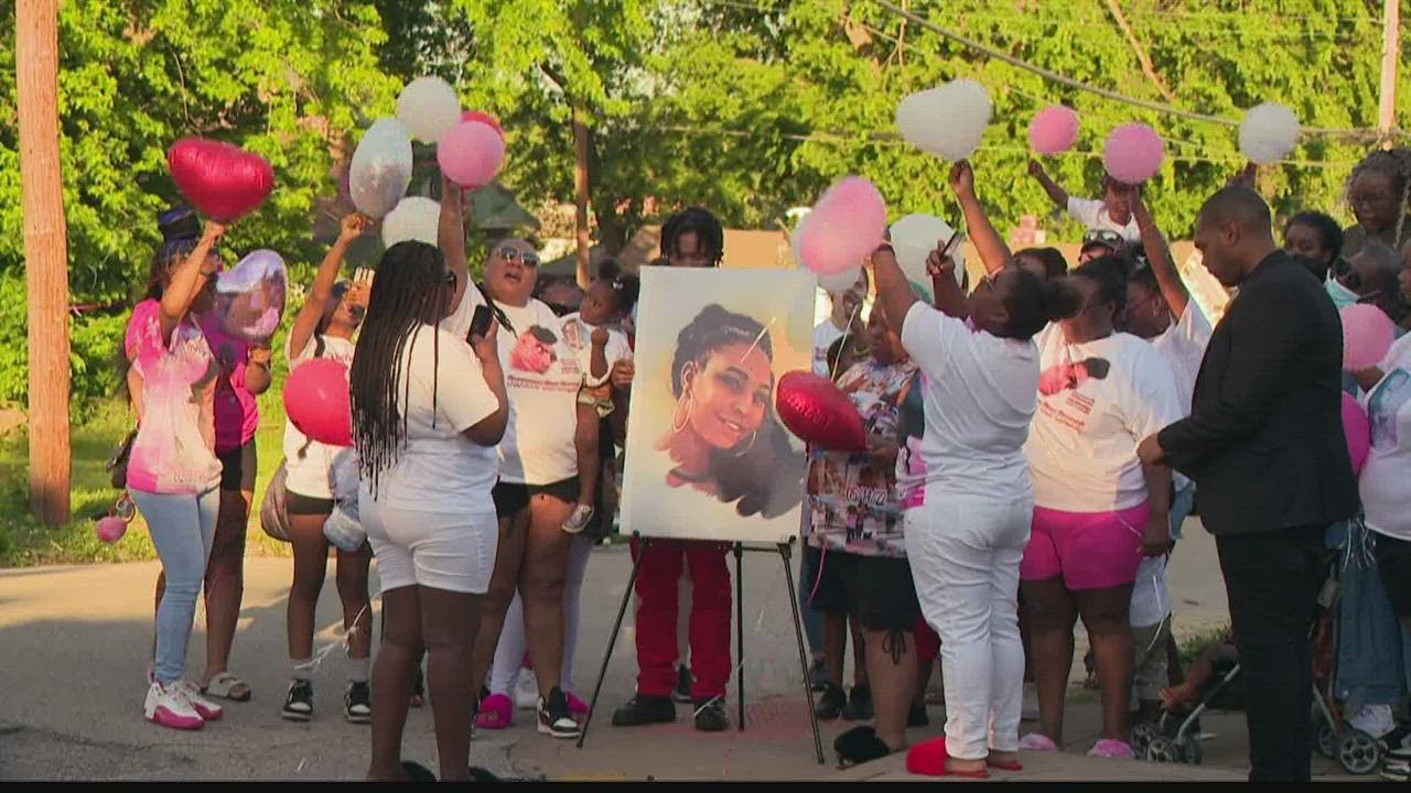 Mourners hold balloon release, vigil for teen killed in St. Louis - YouTube