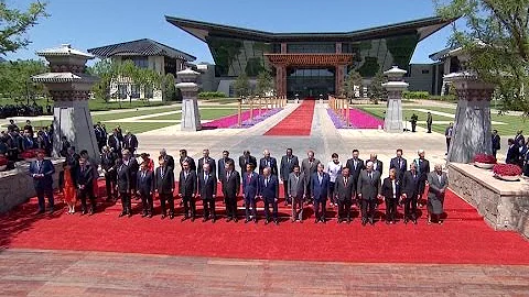 Leaders at Round-table Summit Taking Group Photo - DayDayNews