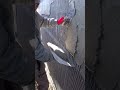 Por que o cimento não cai dessa parede furada?