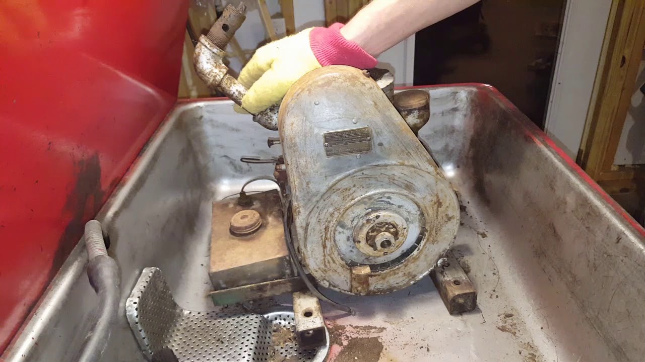 Briggs & Stratton Model LA Antique Engine - YouTube