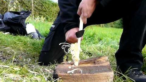 ESEE-4 & Fallkniven F1 - featherstick carving comparison