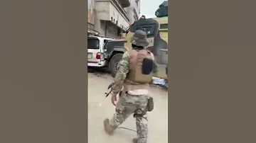 مدرعة للجيش الليبي تدمر سيارة فارهة تبيع المخدرات في منطقة الوحيشي في بنغازي ليبيا 