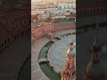 برج ساحة إسبانيا المهيب في إشبيلية، وهو معلم معماري إسباني بارز مبني من الطوب.