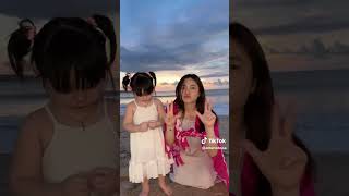 yuka chan dan mama nya lagi di pantai balinih!