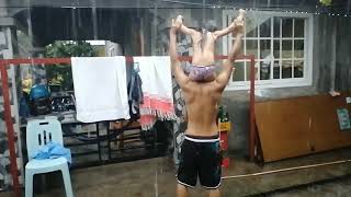 Mag Ama Masayang Naliligo Sa Ilalim Ng Ulan