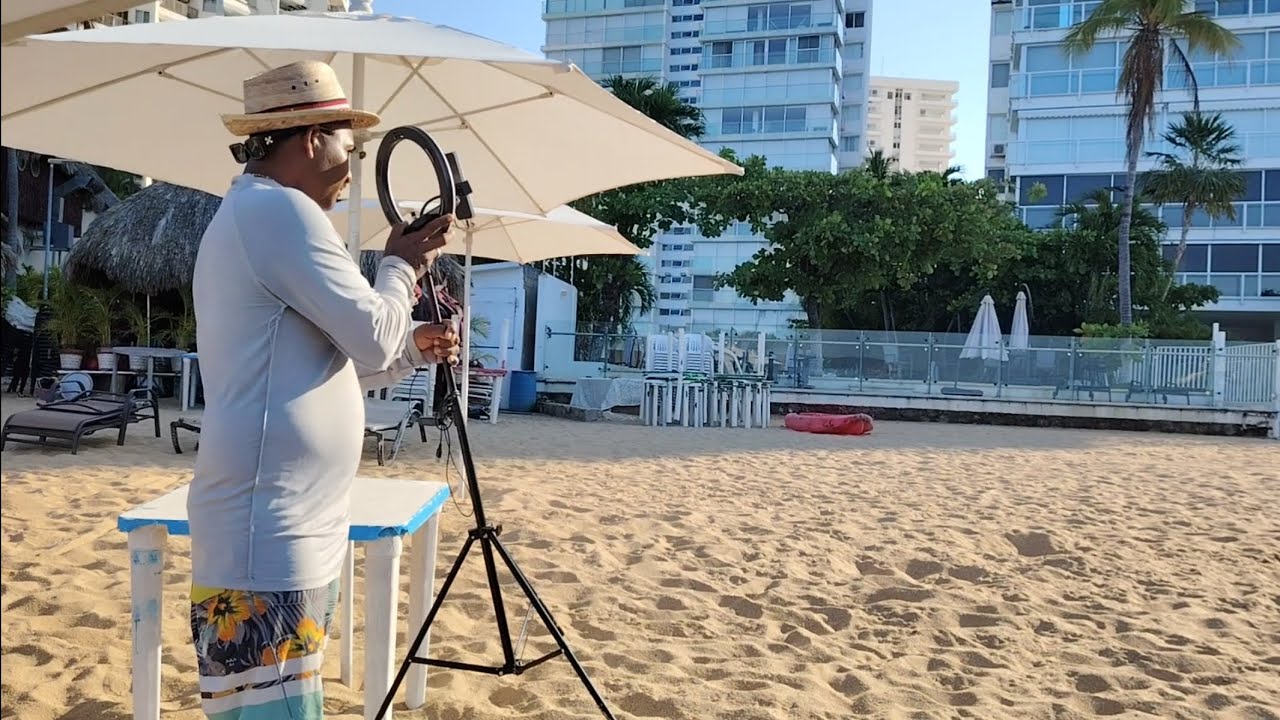 promocionando 🏖️ playa Icacos con Charly Buenrostro 4 sillas y una sombrilla $250. pesos