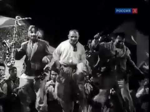 Кадр: Анюта и оркестр на большой сцене — «Весёлые ребята»
