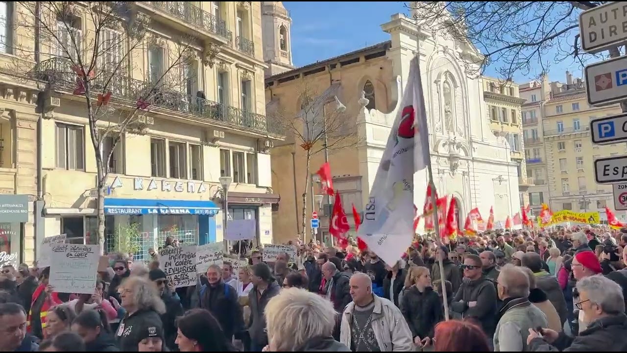 Le cortège s’élance sur le Vieux-Port de Marseille