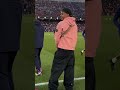 Lamina Yamal akiwa nje ya uwanja akiwaangalia wachezaji wanzake wa Barcelona.#elclasico#barcelona