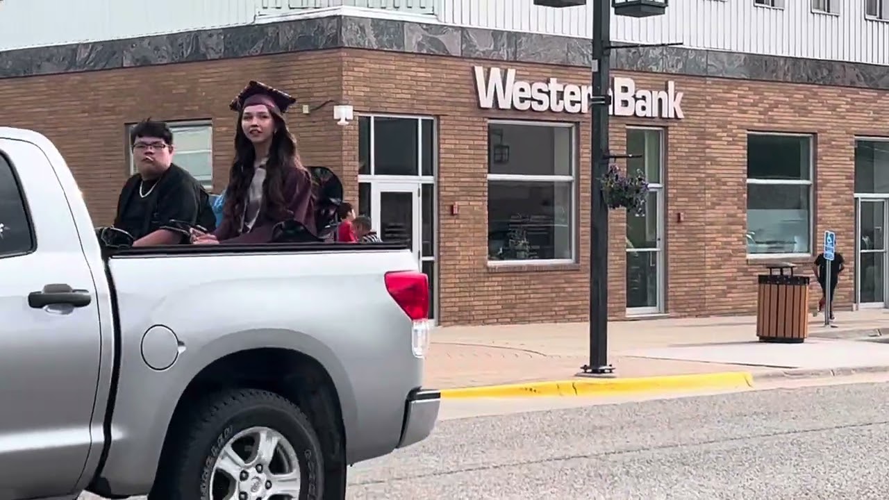 YEASS IT WAS LILI IN UNCLES CAR