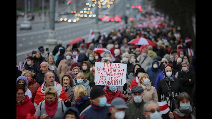 Baltarusijoje ir toliau vyksta taikūs protestai: namų balkonuose iškeltos vėliavos