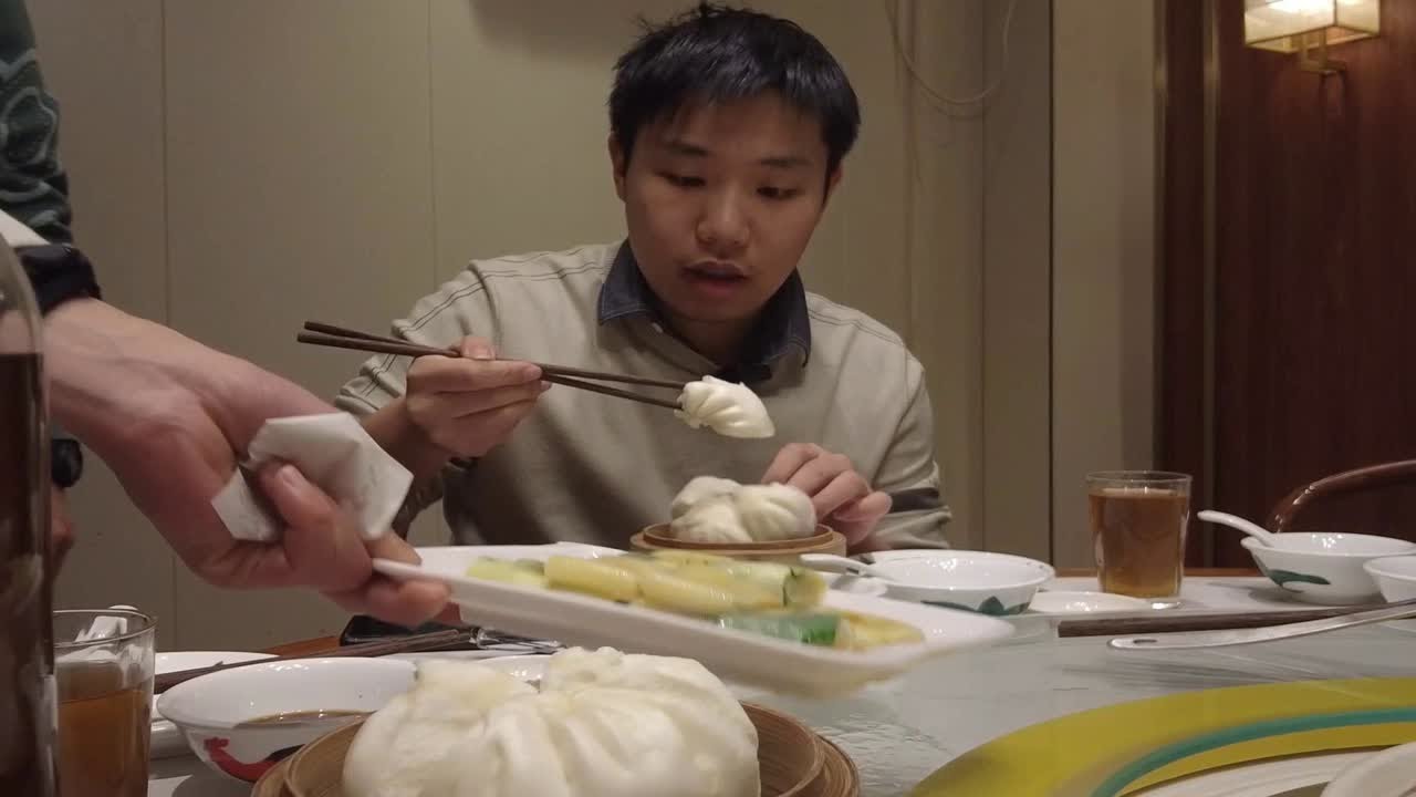 中原人又吃粤菜啦,果然任何菜系的主食都不错 - YouTube