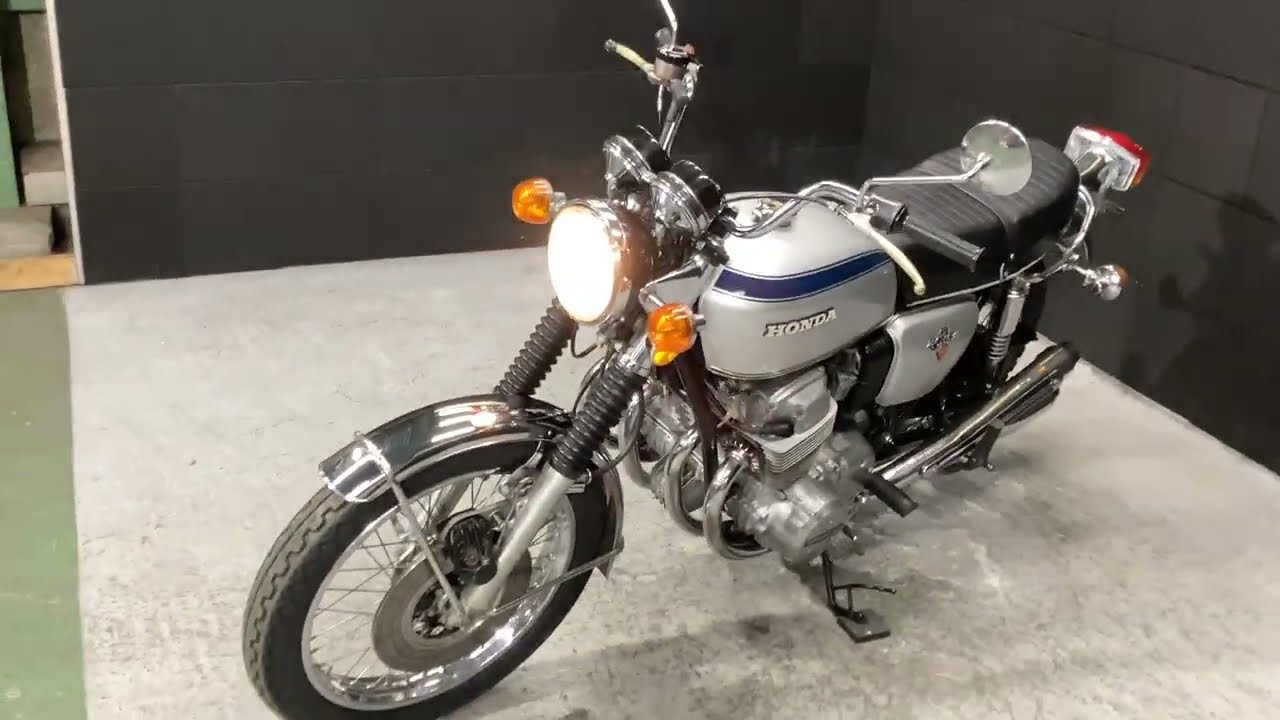 CB750FOUR 量産車で初めて直列四気筒エンジンを搭載した伝説のバイク