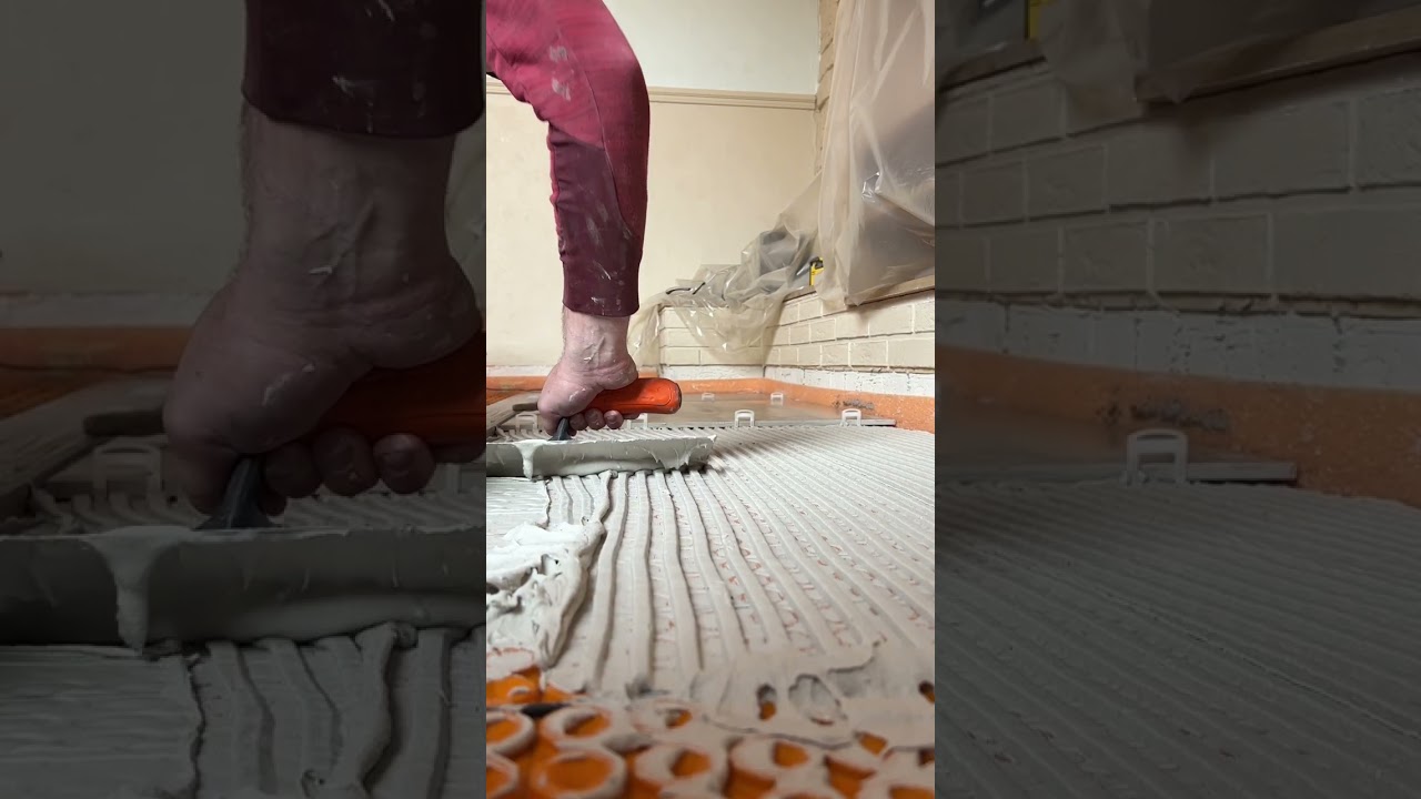 Réalisation d'un sol chauffant électrique avec la natte autocollante Schlüter-DITRA-HEAT
