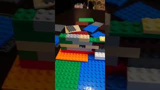 Строительство стены из LEGO Minecraft для защиты от Криперов