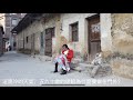 實拍廣東某縣城：半老徐娘女人在破房子邊等待，休閒店一家挨着一家